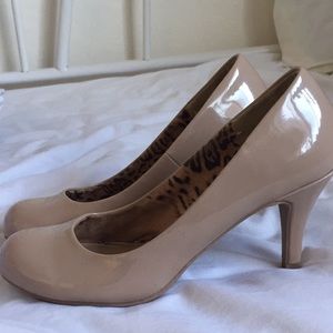 Nude pumps!